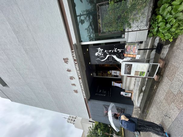 A student approaching the Kamakura Assembly Hall
